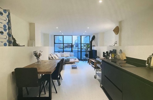 Oude Pijp Apartment | Our Place Promises an Immersive Experience