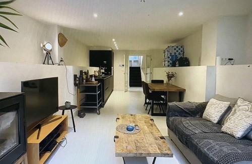 Oude Pijp Apartment | Our Place Promises an Immersive Experience