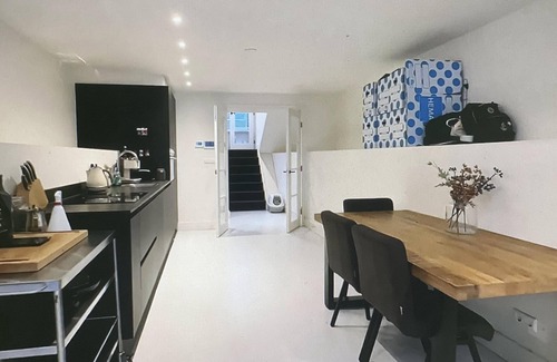 Oude Pijp Apartment | Our Place Promises an Immersive Experience