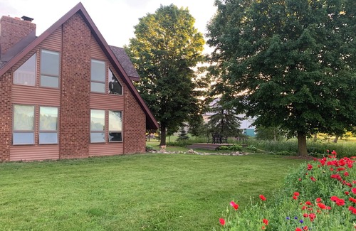 Oneida Other | Our Thunder Moon Farm Stay- sleeps 7, framed by wildflowers. 4 miles to GB.