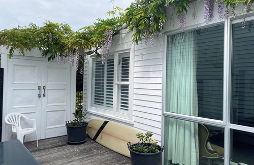 Mount Maunganui Cottage | Out the Back Studio - Mount Maunganui Apartment