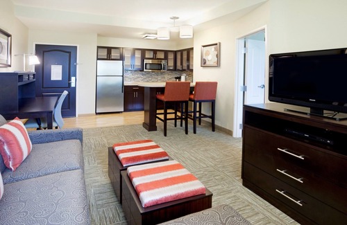 Hollywood Park Condo | Outdoor Pool and Hot Tub + Free Breakfast | Only 15 Minutes from Six Flags!