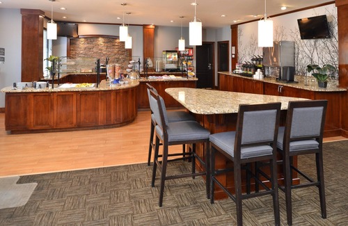 Hollywood Park Condo | Outdoor Pool and Hot Tub + Free Breakfast | Only 15 Minutes from Six Flags!