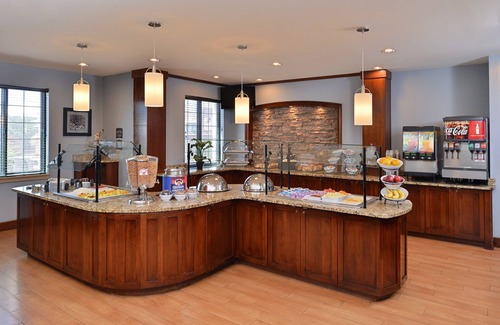 Hollywood Park Condo | Outdoor Pool and Hot Tub + Free Breakfast | Only 15 Minutes from Six Flags!