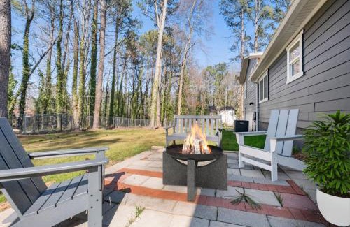 Snellville House | Outdoor Projector, Arcade, Fire Pit, 2 Car Garage, 2 Living Rooms