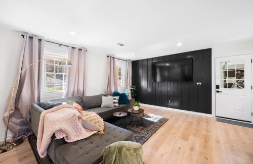 Snellville House | Outdoor Projector, Arcade, Fire Pit, 2 Car Garage, 2 Living Rooms