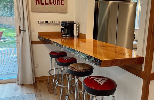 Ashford Cabin | Outdoor Retreat: AC-Firepit-Outdoor Living-RV Hook Up-Sport Court-WIFI-Patio,