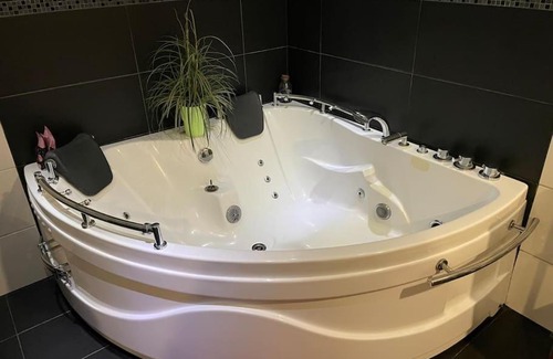 Parndorf House | Outlet Center House, Pool Garden Sundeck Jacuzzi