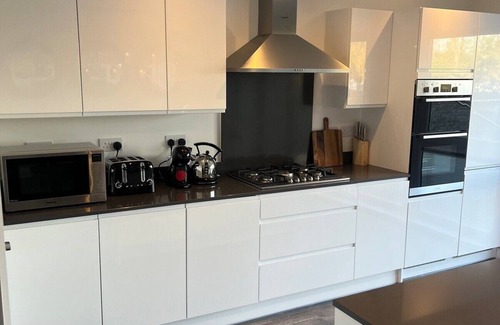 Milton Keynes House | Outstanding 4-Bedroom Town House