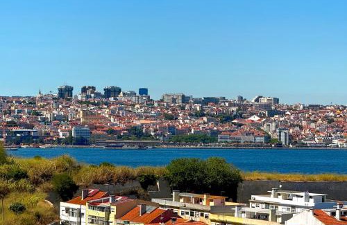 Cacilhas Apartment | Over the Rainbow