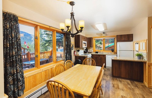 Jasper East Resort | Overlander Mountain Lodge