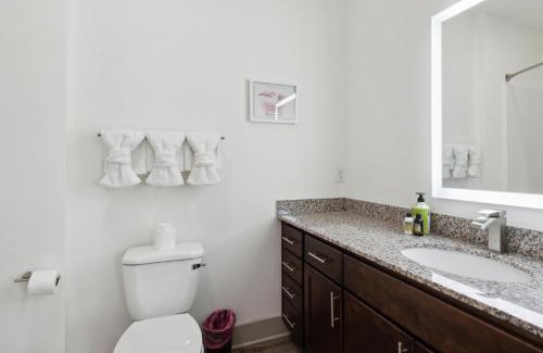 Farragut Apartment | Overlook 1306 I Resort Style Living I Parking