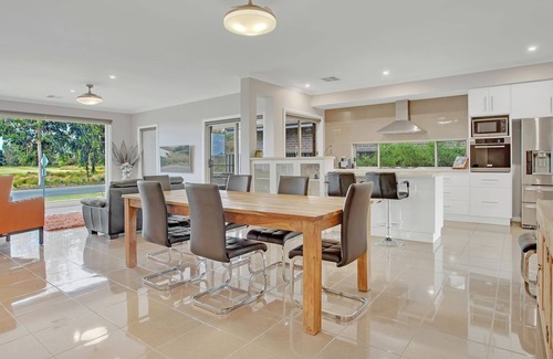 Yarrawonga House | Overlooking the Black Bull Golf Course - great for golfers and families