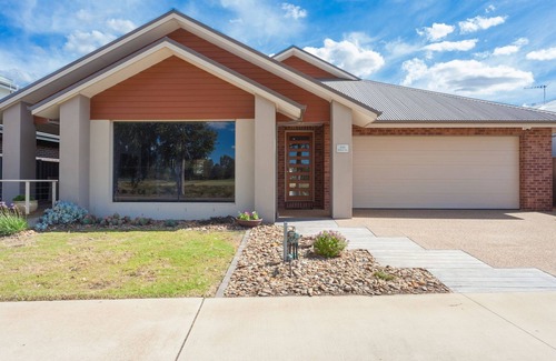 Yarrawonga House | Overlooking the Black Bull Golf Course - great for golfers and families