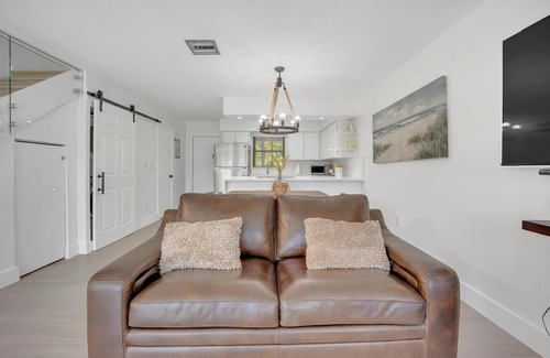 Key Largo House | Overlooking the Lagoon and Pool Includes Use of Golf Cart & 2 Kayaks