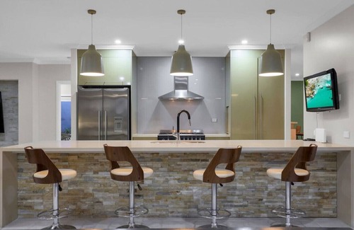 Kanimbla House | Oversized Luxury- A Corporate/Family Heaven