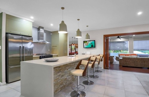 Kanimbla House | Oversized Luxury- A Corporate/Family Heaven