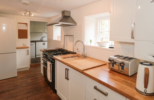 Sturminster Newton Cottage | OVERTON COTTAGE, pet friendly, with open fire in Sturminster Newton