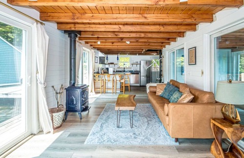 Newbury House | Overwater Bliss | 4 mins to Mt Sunapee | Private Dock | Paddleboard