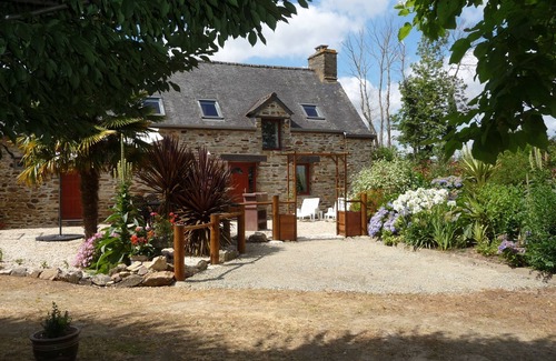 Pleugriffet Cottage | Owl Cottage renovated house, heated pool, accommodation for 6 people