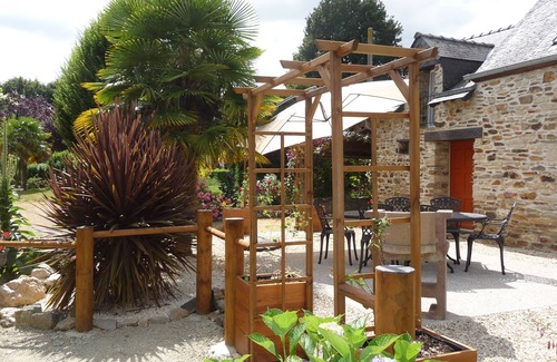 Pleugriffet Cottage | Owl Cottage renovated house, heated pool, accommodation for 6 people