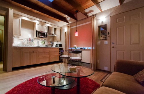 Far Southwest Apartment | Owl Forest Studio, Romantic & Private with Hot Tub