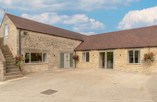 Gloucester Cottage | Owls Nest Barn - sleeps 9 guests in 4 bedrooms
