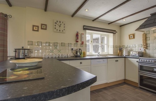 Ilfracombe Cottage | OWLS ROOST, family friendly, with hot tub in Combe Martin