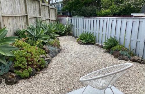 Mount Wellington Apartment | Own sunny quiet haven, own 1 bedroom house & garden with car park, central to Airport, CBD & Sylvia Park Mall