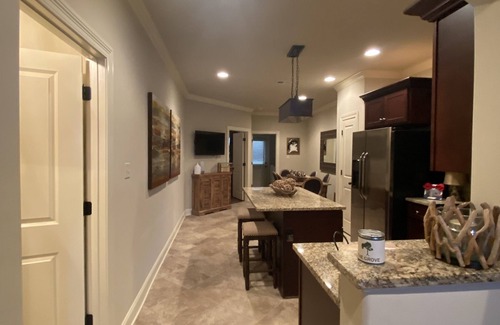 Oxford Condo | Oxford Condo-Minutes from Campus and Square