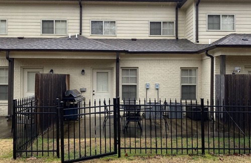 Oxford Condo | Oxford Condo-Minutes from Campus and Square