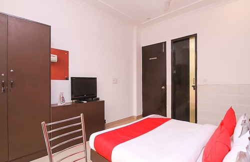Sector 40 Hotel | OYO 18851 Smart Signature