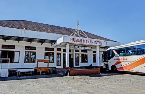 Kebasen Hotel | OYO 3479 Hotel Intan