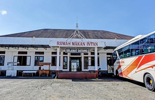 Kebasen Hotel | OYO 3479 Hotel Intan