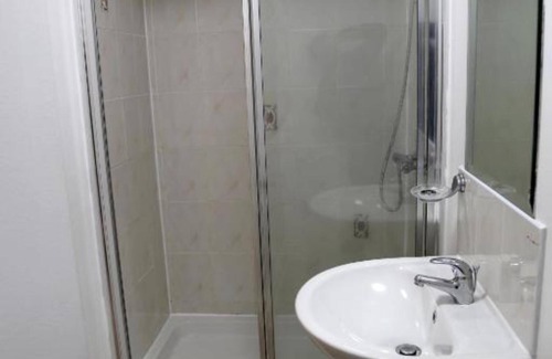 Frampton Hotel | OYO 4 Sisters Inn