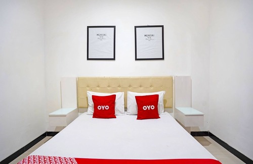 Gubeng Hotel | OYO 91508 Ruby Homestay Syariah