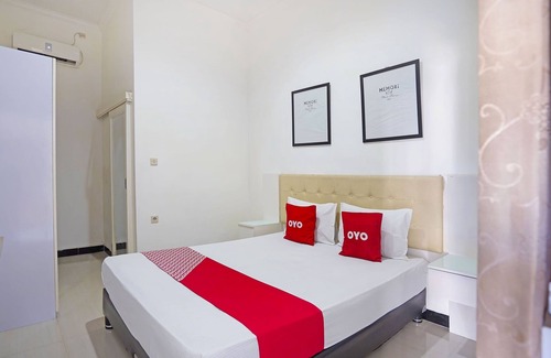 Gubeng Hotel | OYO 91508 Ruby Homestay Syariah