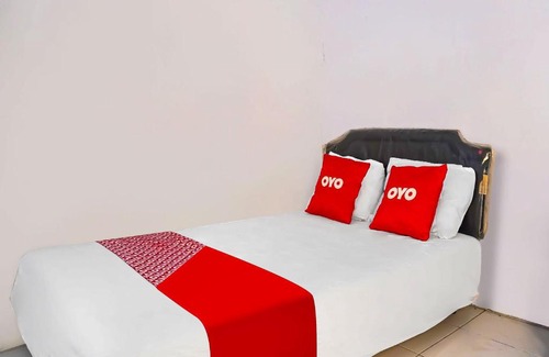 Cikampek Hotel | OYO 92704 Pondok Bunga Lily
