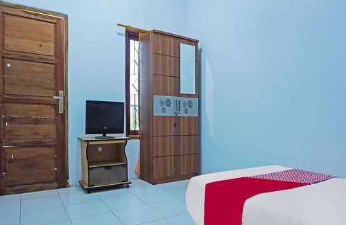 Cikampek Hotel | OYO 92704 Pondok Bunga Lily