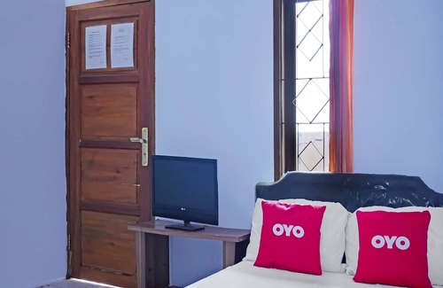 Cikampek Hotel | OYO 92704 Pondok Bunga Lily