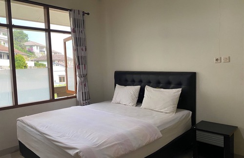 Cisarua Hotel | OYO 94582 Villa Beringin Puncak