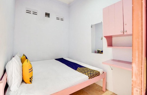 Lumajang Hotel | OYO Life 91626 Rr Kost Putri Syariah