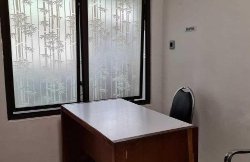 Gubeng Hotel | OYO Life 92191 Omah Dewe Syariah