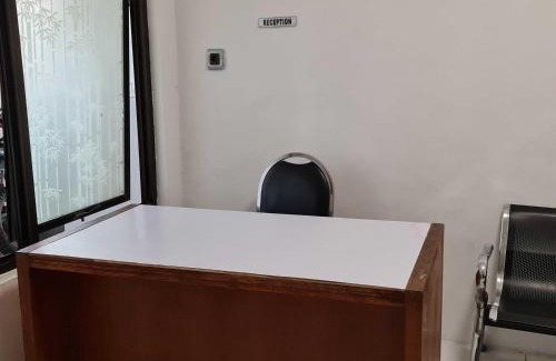 Gubeng Hotel | OYO Life 92191 Omah Dewe Syariah