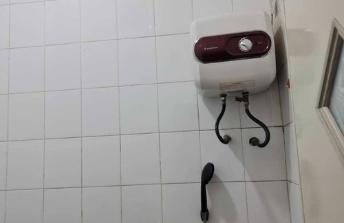 Gubeng Hotel | OYO Life 92191 Omah Dewe Syariah