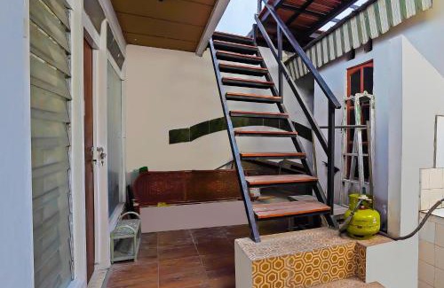 Gubeng Hotel | OYO Life 92651 Meir E-homestay Syariah