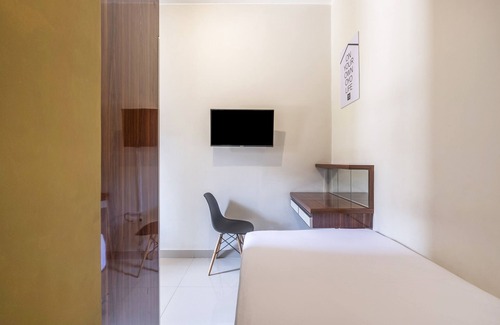 West Cirebon Hotel | OYO Living 1877 Side Corner
