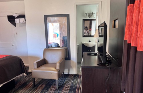 Ashland Hotel | OYO Palm Leaf Motel