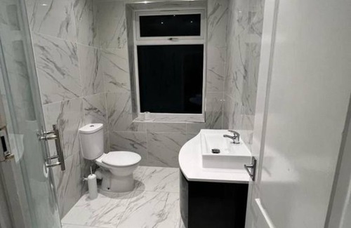 Manchester Hotel | OYO The Pleasant House