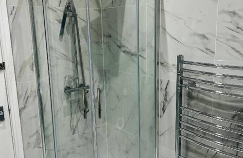 Manchester Hotel | OYO The Pleasant House